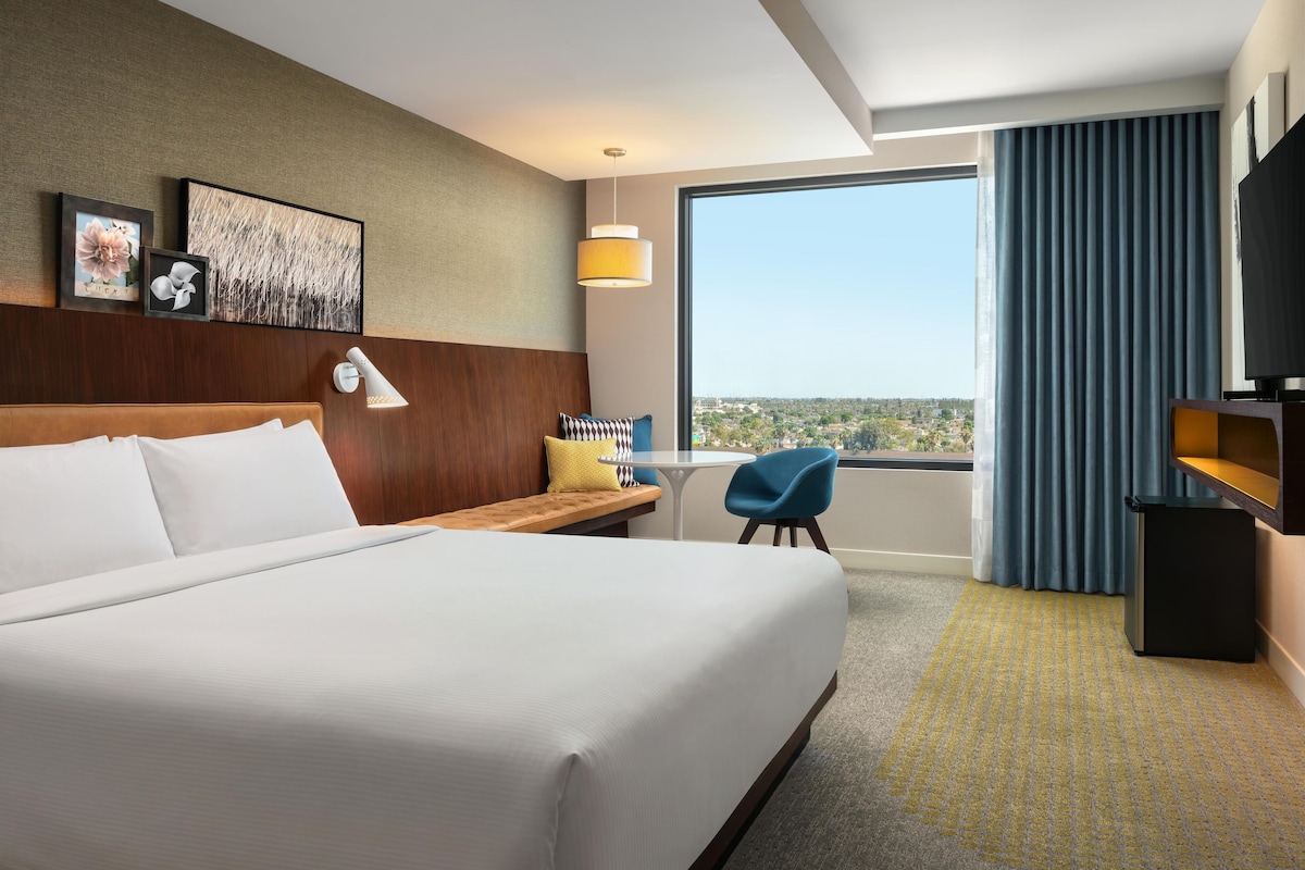 Habitación, 1 cama de matrimonio grande | Sábanas italianas Frette, ropa de cama de alta calidad, escritorio