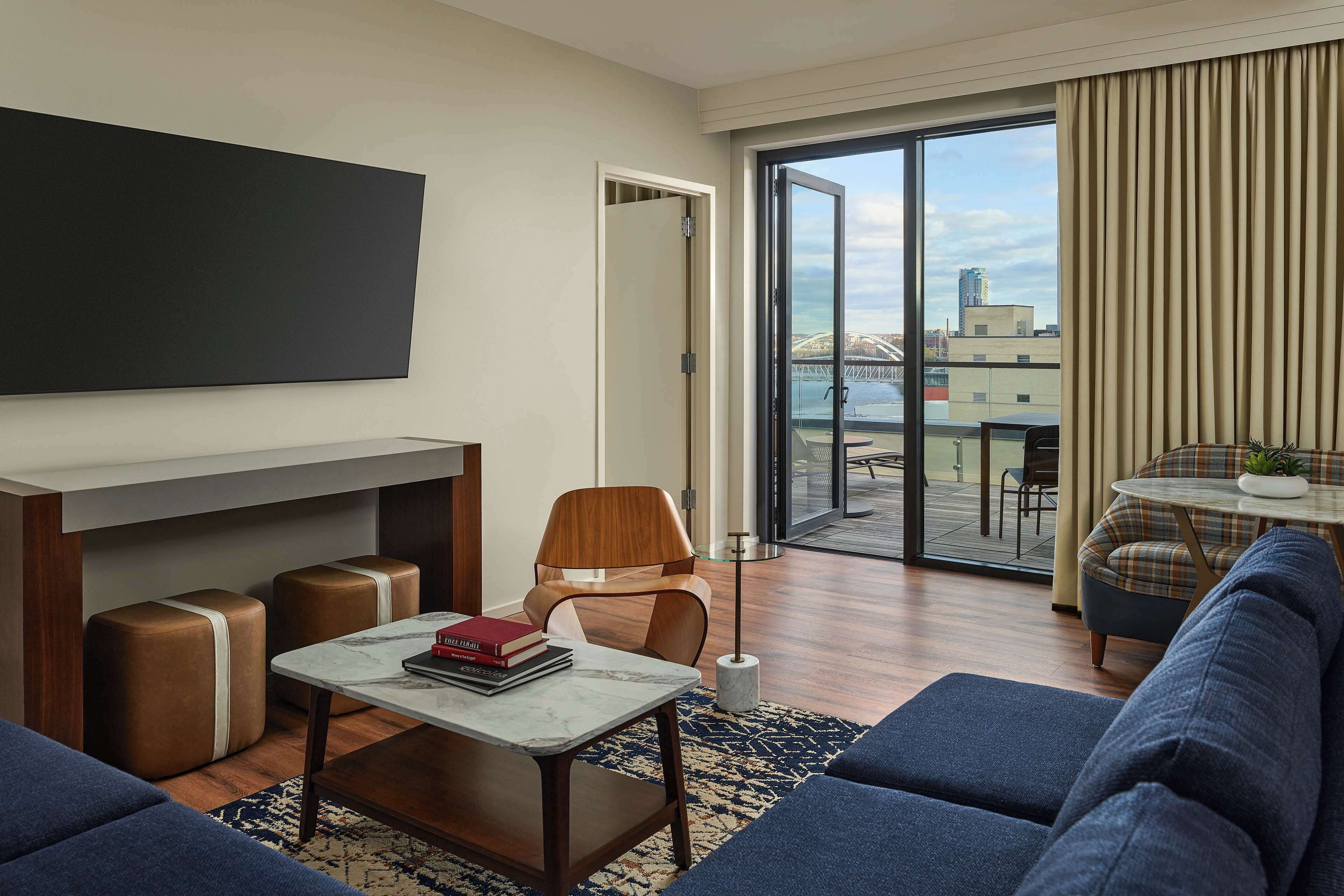 Penthouse, 1 habitación | Área de sala de estar | Televisión de pantalla plana de 43 pulgadas con canales por cable 