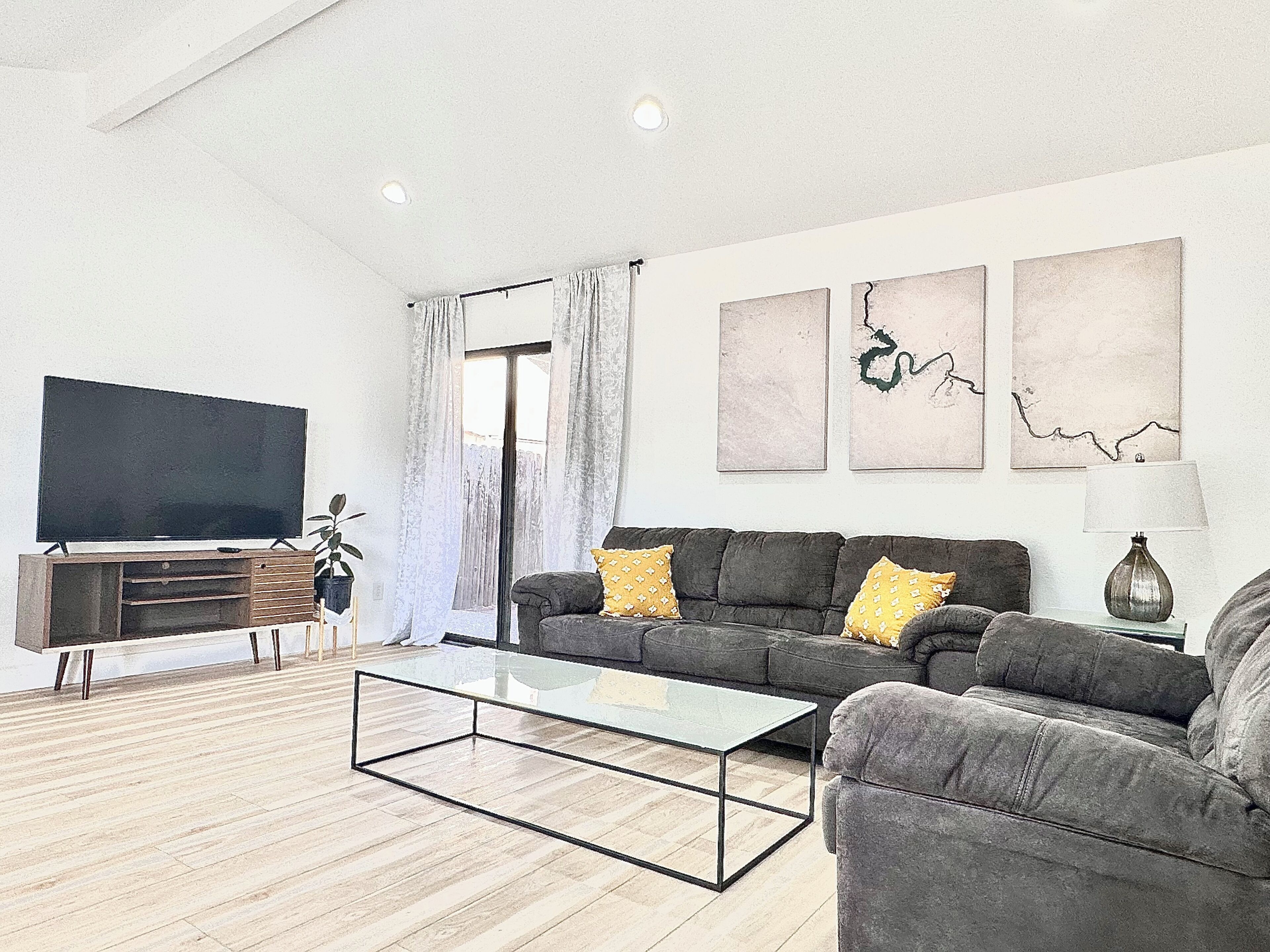 Modern, bright, and lovely house 8 min from Sacramento Downtown