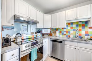 Refrigerador, microondas, placa de cocina, lavavajillas