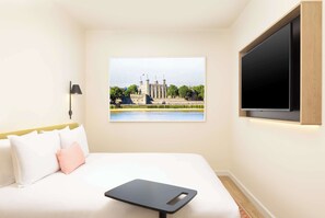 Queen Room | Hypo-allergenic bedding, in-room safe, blackout curtains - Hampton By Hilton London Old Street (London)