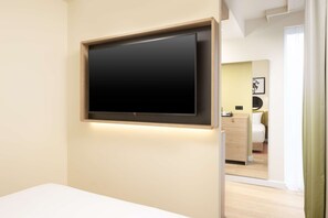 Camera con Letto Queen Size | Biancheria da letto ipoallergenica, cassaforte in camera
