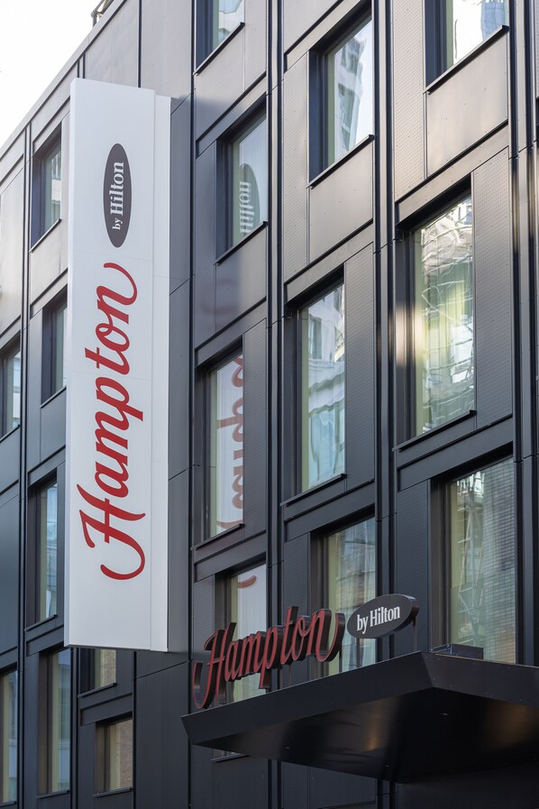 A hotel sign with the name 'Hampton by Hilton' in a modern building facade. - Hampton By Hilton London Old Street (London)