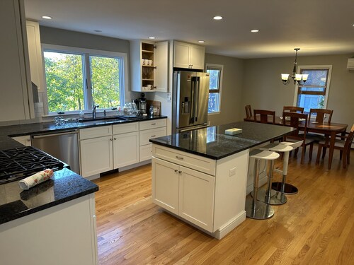 Spacious Single Family House - Great Privacy, 19' train ride to Back Bay Station