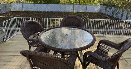 Spacious Single Family House - Great Privacy, 19' train ride to Back Bay Station