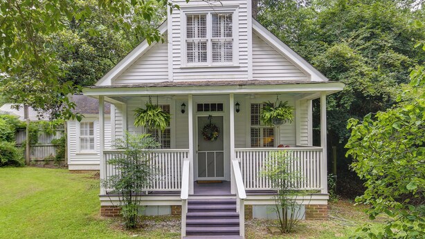 A white house with a porch, steps, and a wreath on the door. - Romantic Cottage in Washington Historic District (Washington)