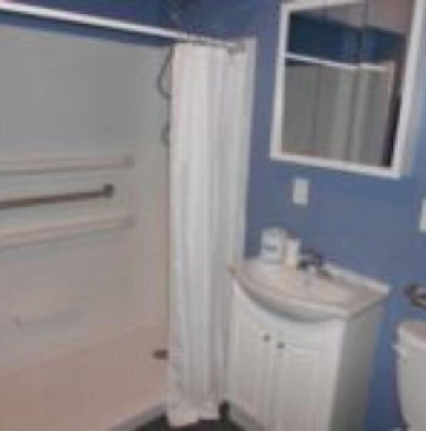 Douche, serviettes fournies, savon, papier toilette
