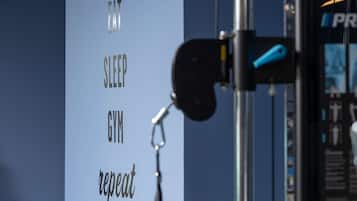 Une machine de musculation avec une pancarte indiquant : « LA SALLE DE SOMMEIL – à répéter ».