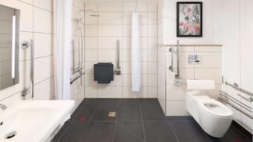 Un baño moderno con bañera, inodoro y ducha.