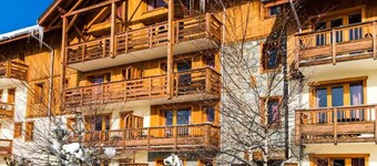 Cozy Apt for 4 with Balcony, Indoor Pool, Parking & Close to Slopes & Shops