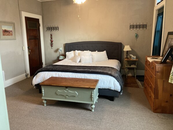 2 bedrooms, iron/ironing board, travel cot, free WiFi