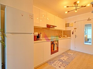 Refrigerador, microondas, horno, tostadora