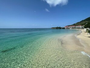 På stranden