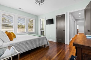 6 bedrooms, iron/ironing board, free WiFi, bed sheets - 6bdm House - Plaza • Loose Park • UMKC • Whole Foods — FREE KC Streetcar! (Kansas City)
