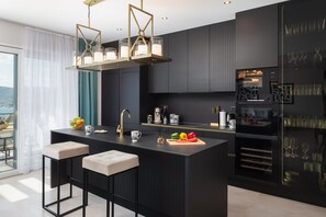 Kühlschrank, Mikrowelle, Ofen, Herdplatte