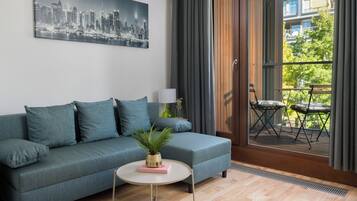 Superior appartement | Woonkamer | Een 40-inch flatscreentelevisie met kabelzenders
