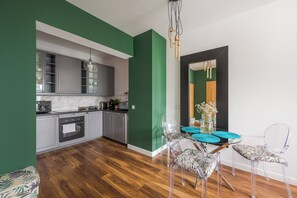 Departamento superior | Cocineta privada | Refrigerador con congelador, microondas, horno y parrilla de estufa 