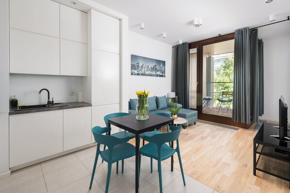 Superior Apartment | Private kitchen | Full-size fridge, microwave, oven, stovetop - Aparthotel Warsaw Hub (Warsaw)