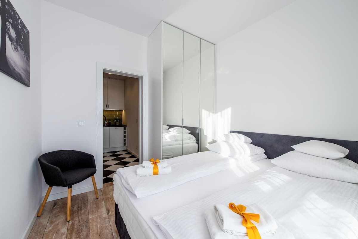 Suite monolocale Standard | Area soggiorno | TV a schermo piatto 40 pollici con canali via cavo