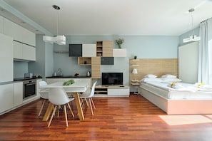 Suite estudio estándar | Decoración personalizada, muebles diferentes y cortinas blackout 