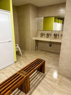 Shower, rainfall showerhead - Hostel Tropico 20 PDC (Playa del Carmen)