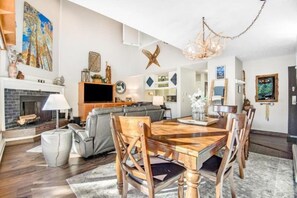 Apartment (Remodeled and oversized 2-bedroom con) | Außenbereich