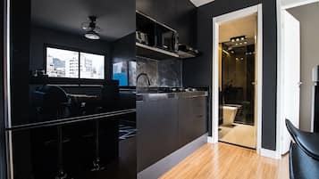 Apartamento | Cozinha privada | Geladeira grande, micro-ondas, talheres/pratos/utensílios de cozinha