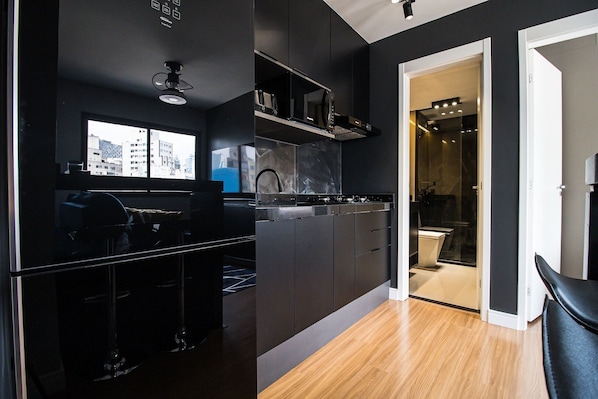 Apartamento | Cozinha privada | Geladeira grande, micro-ondas, talheres/pratos/utensílios de cozinha