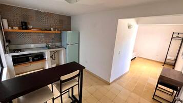 Suíte conforto | Cozinha privada | Micro-ondas, cooktop, cafeteira/chaleira, liquidificador