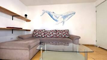 Suite Deluxe | Área de sala de estar | Televisión de pantalla plana de 40 pulgadas con canales digitales