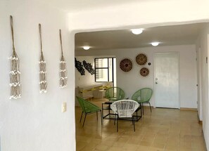 Comfort Suite | Living area | 40-inch flat-screen TV with digital channels - Villa Esterito (La Paz)