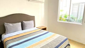 1 bedroom, premium bedding, Select Comfort beds, desk