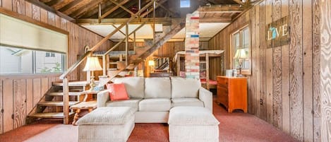 TV connectée, cheminée, livres