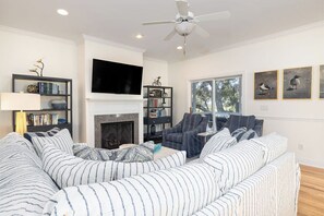 TV, fireplace, ping pong, books