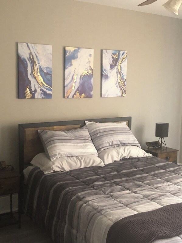 1 quarto, escrivaninha, ferros/tábuas de passar roupa, berço de viagem