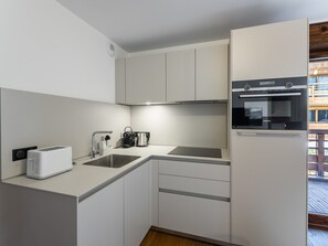 Kühlschrank, Ofen, Herdplatte, Wasserkocher mit Kaffee-/Teezubehör