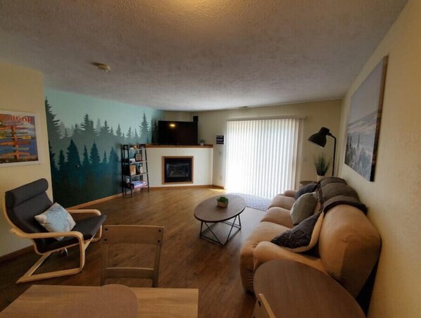 Smart TV, fireplace, DVD player, computer monitors - Newly Updated 2 Bedroom Townhome with Fireplace (Traverse City)