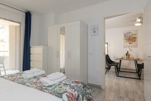 2 soverom, safe på rommet, strykejern/-brett og reiseseng for barn