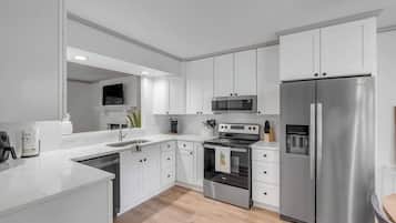 Lemari es, microwave, oven, dan kompor