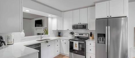 Geladeira, micro-ondas, fogão, cooktop