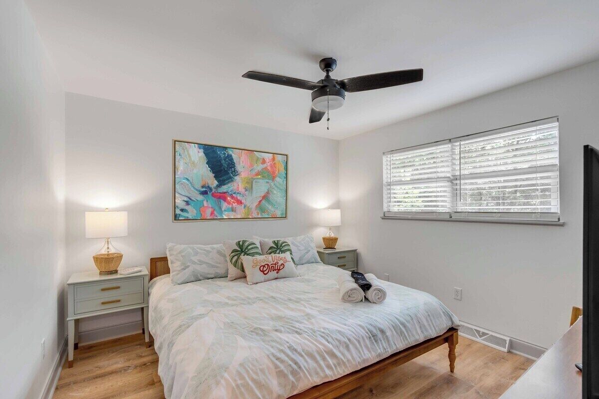 3 bedrooms, desk, iron/ironing board, travel crib