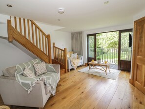 Living area - Hillcroft (Kenilworth)