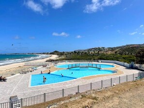A swimming pool with a view of the beach and ocean. - Spacious Studio in Saint Martin with Terrace and Equipped Kitchen (Saint-Martin)