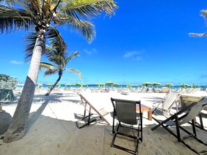 På stranden