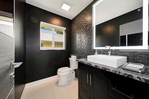 Bruser, hårtørrer, bidet, håndklæder