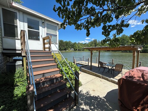 Osceola Lake Bungalow ~ 2 miles to Downtown Hendersonville - Free paddle gear