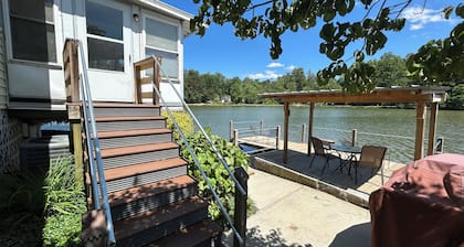 Osceola Lake Bungalow ~ 2 miles to Downtown Hendersonville - Free paddle gear