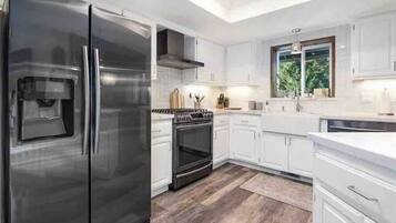 Een koelkast, een magnetron, een oven, een kookplaat