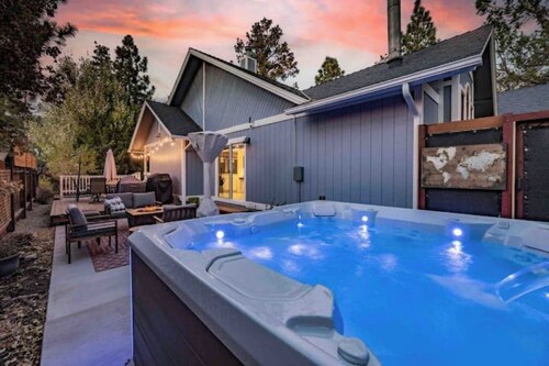 Blue Mountain Cottage dog & kid friendly, hot tub
