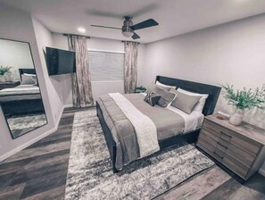 3 Schlafzimmer, Schreibtisch, Bügeleisen/Bügelbrett, Reisekinderbett